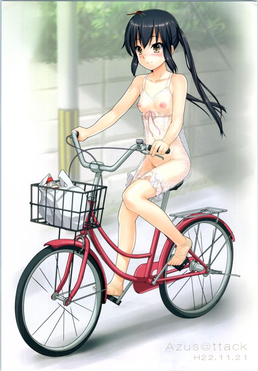 自転車で見知らぬお姉ちゃんにぶつかってしまったマルコメくん。お姉ちゃんの自宅で傷の手当てをしていると勃起してしまった少年はお姉ちゃんのご厚意で筆下ろししてもらえることに。お姉ちゃんの大切な処女もらって大興奮！ <> 002