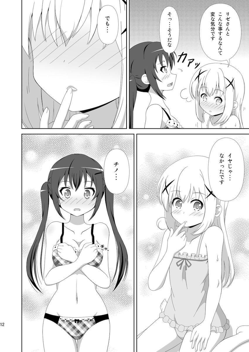 ココアとリゼの百合エッチ現場に偶然居合わせてしまったチノちゃん。ココアさんの提案で3人でエッチすることに。 <> 011