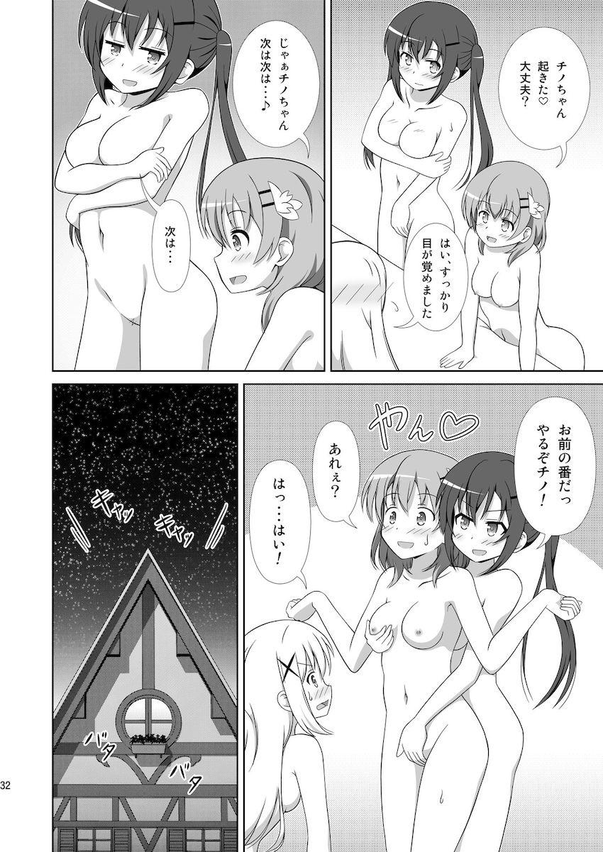 ココアとリゼの百合エッチ現場に偶然居合わせてしまったチノちゃん。ココアさんの提案で3人でエッチすることに。 <> 031